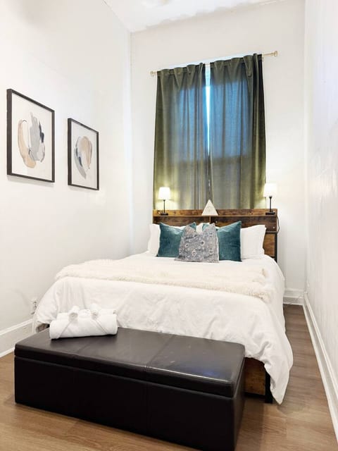 The Harrison H | QUEEN 1BD/1BA Apt near Downtown
