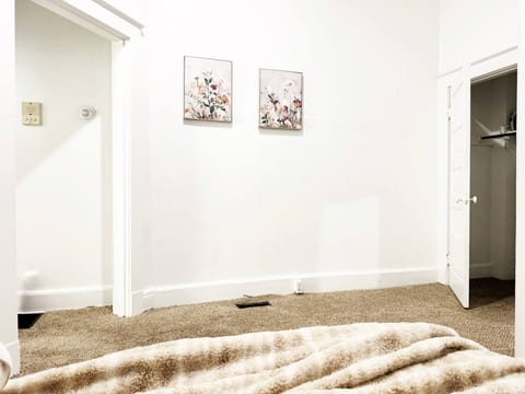 The Harrison D | QUEEN 1BD/1BA Apt near River