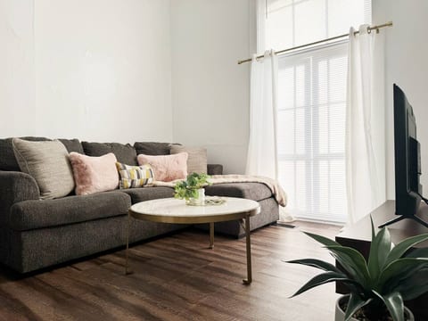 The Harrison D | QUEEN 1BD/1BA Apt near River