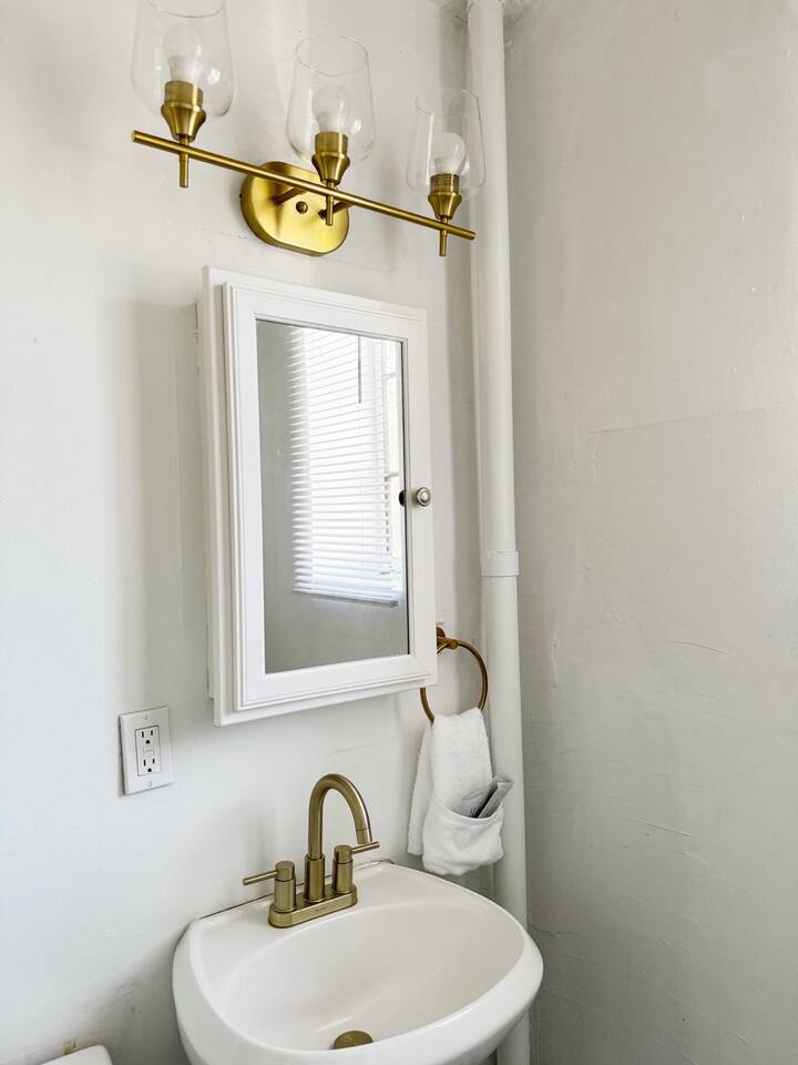 The Harrison D | QUEEN 1BD/1BA Apt near River