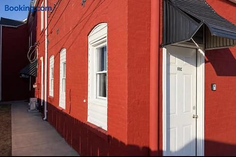 The Cardinal 810 D | 3BD/1BA Centrally Located Apt