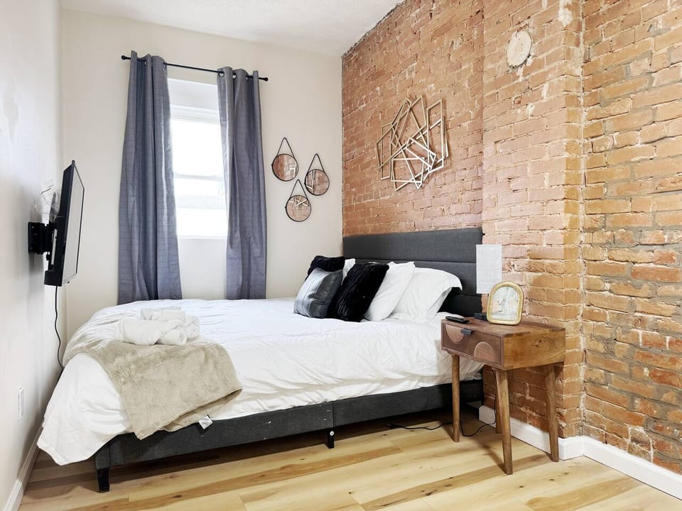 The Cardinal 810 D | 3BD/1BA Centrally Located Apt - Evansville