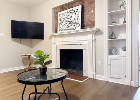 Spring Street Suites C | QUEEN Stylish 3BD/1BA Apt