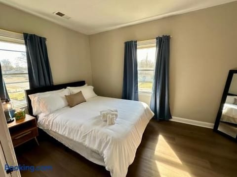 Spring Street Suites C | QUEEN Stylish 3BD/1BA Apt