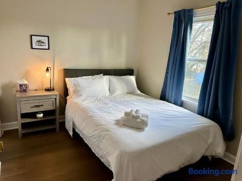 Spring Street Suites C | QUEEN Stylish 3BD/1BA Apt