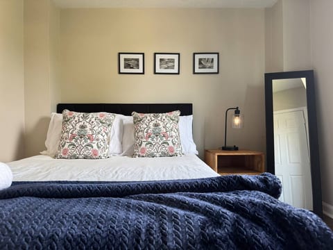 Spring Street Suites C | QUEEN Stylish 3BD/1BA Apt