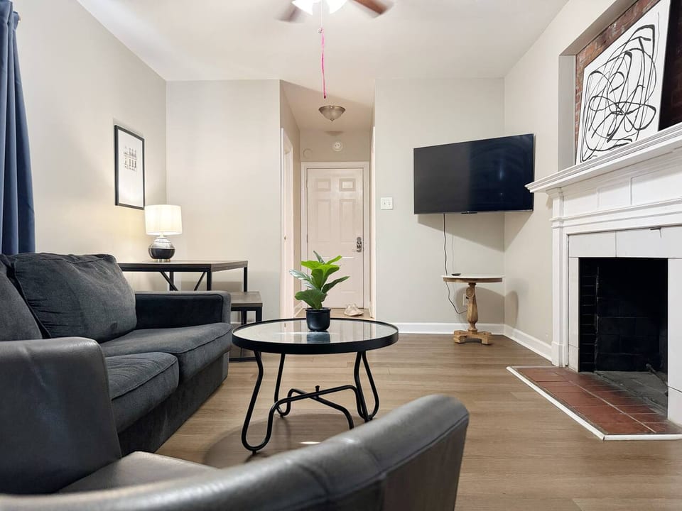 Spring Street Suites C | QUEEN Stylish 3BD/1BA Apt - Evansville