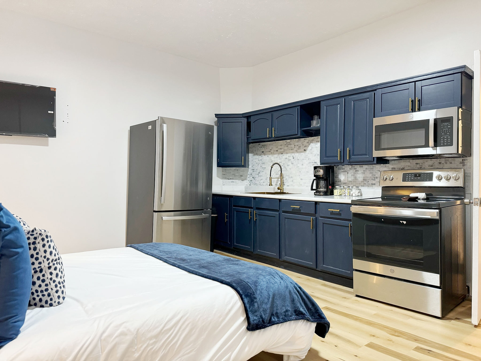 The Cardinal 810 B | QUEEN 1BD/1BA Studio Apt