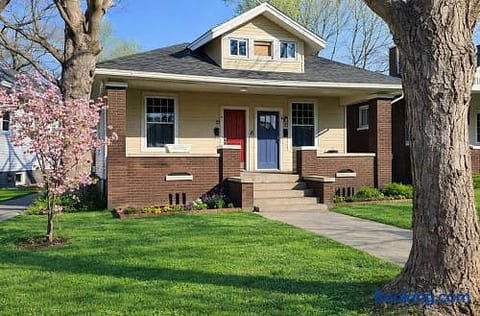 House of Color B | KING 1BD/1BA Apt near Downtown
