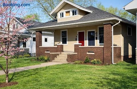 House of Color B | KING 1BD/1BA Apt near Downtown