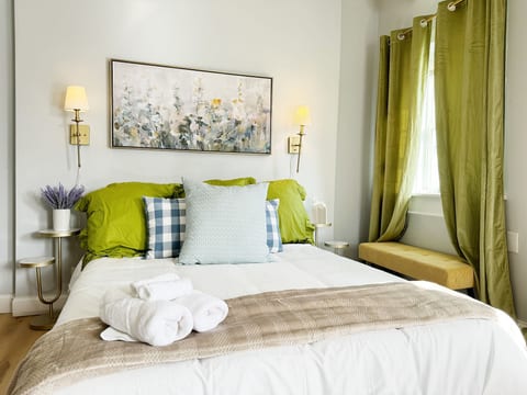 The Cardinal 810 C | QUEEN 1BD/1BA Studio Apt