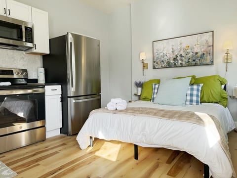 The Cardinal 810 C | QUEEN 1BD/1BA Studio Apt