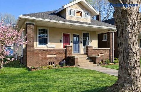 House of Color A | KING 1BD/1BA Apt near Downtown
