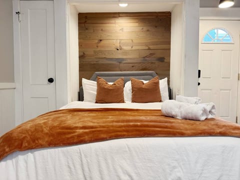 Cozy One-Bedroom Studio in downtown EVV