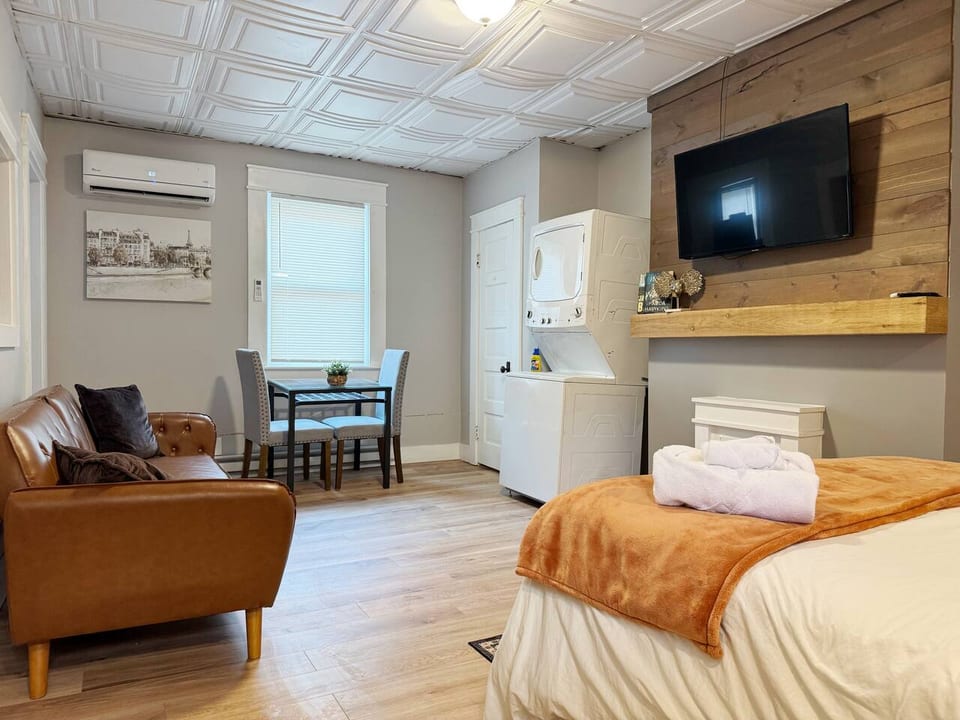 Cozy One-Bedroom Studio in downtown EVV - Evansville