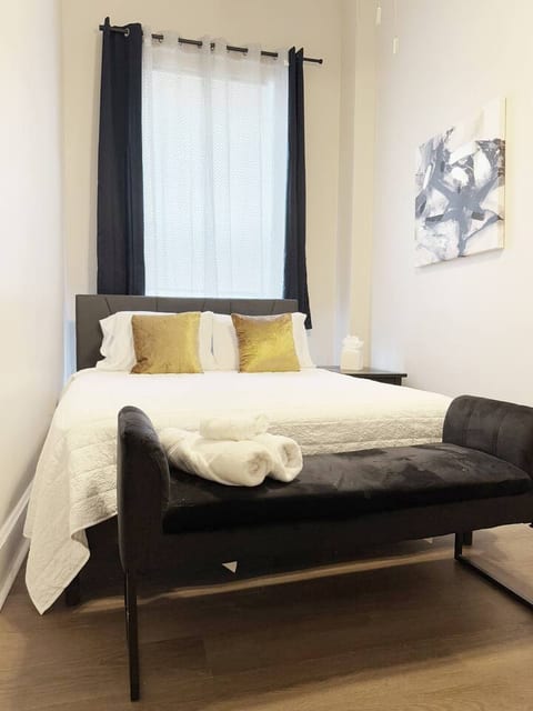 The Harrison E | QUEEN 1BD/1BA Apt near Downtown