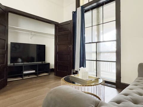 The Harrison E | QUEEN 1BD/1BA Apt near Downtown