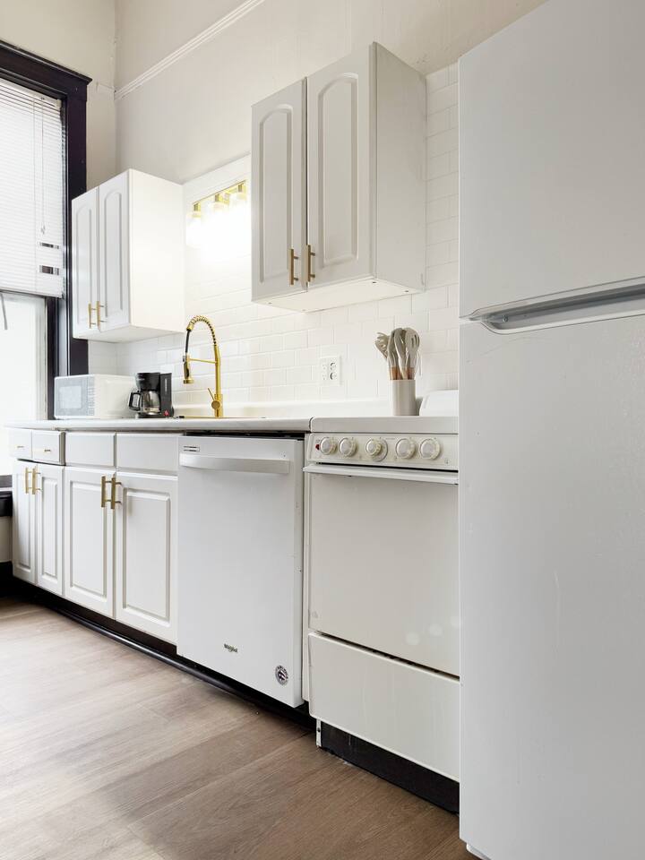 The Harrison E | QUEEN 1BD/1BA Apt near Downtown