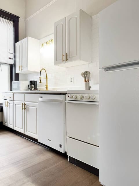 The Harrison E | QUEEN 1BD/1BA Apt near Downtown