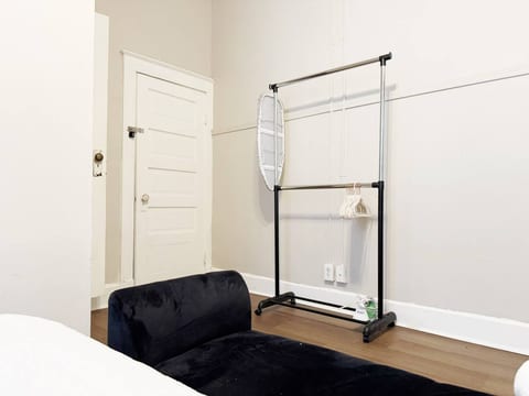 The Harrison E | QUEEN 1BD/1BA Apt near Downtown