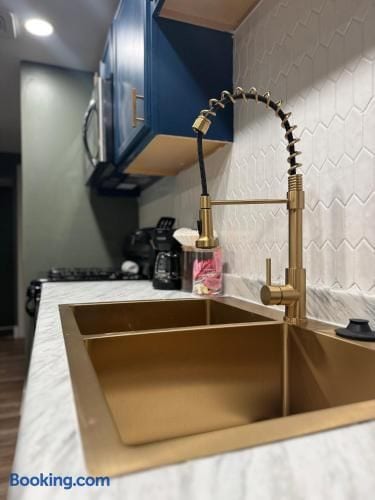 Chandler D | KING 1BD/1BA Apt near Downtown