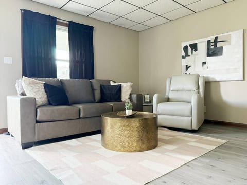 Parkland Home | KING 2BD/1BA Townhome in Ev