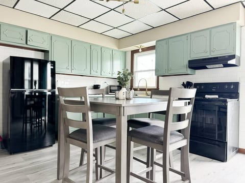 Parkland Home | KING 2BD/1BA Townhome in Ev