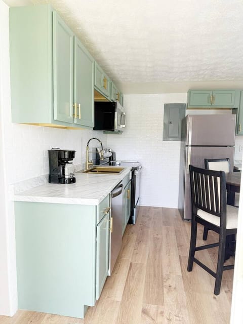 5th Street Retreat - KING 1BD-1BA Apt in Henderson