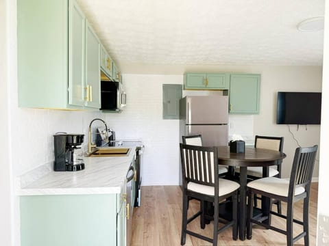 5th Street Retreat - KING 1BD-1BA Apt in Henderson