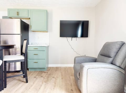 5th Street Retreat - KING 1BD-1BA Apt in Henderson