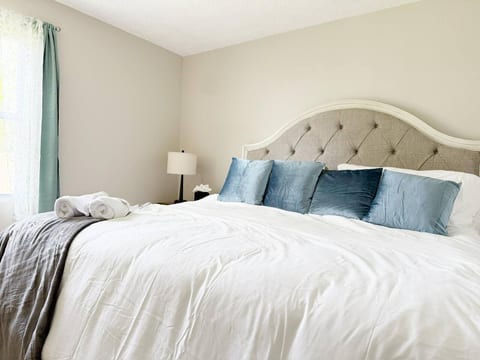 5th Street Retreat - KING 1BD-1BA Apt in Henderson