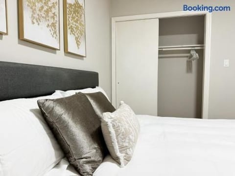 Cozy Retreat | KING 2BD/1BA Duplex Apt in Ev