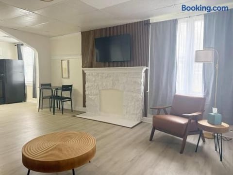 Redbrick Suites A | KING 1BR\1BA Apt near UE