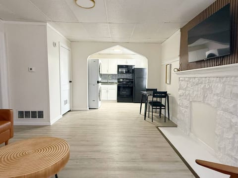 Redbrick Suites A | KING 1BR\1BA Apt near UE