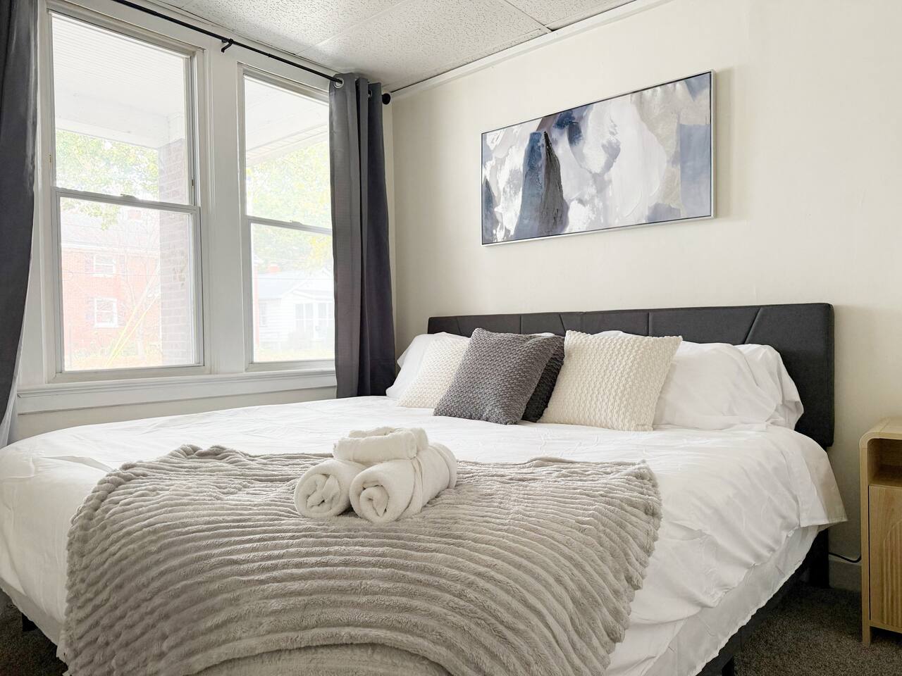 Redbrick Suites A | KING 1BR\1BA Apt near UE