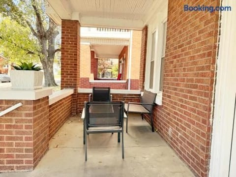 Redbrick Suites A | KING 1BR\1BA Apt near UE
