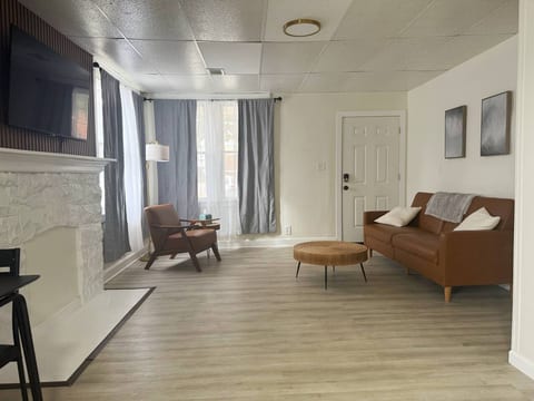 Redbrick Suites A | KING 1BR\1BA Apt near UE