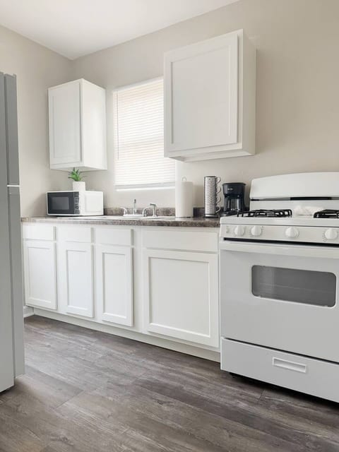 Riverside A3 | QUEEN 1BD/1BA Apt near River