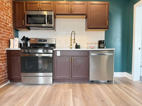 Chandler F | KING 1BD/1BA Apt near Downtown
