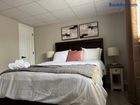 RiverStone Retreat - Newburgh IN Stylish Apartments