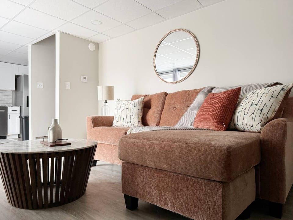 RiverStone Retreat - Newburgh IN Stylish Apartments - Newburgh