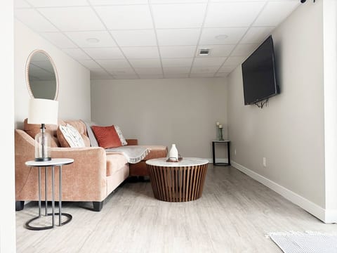 RiverStone Retreat - Newburgh IN Stylish Apartments