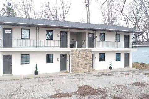 RiverStone Retreat - Newburgh IN Stylish Apartments