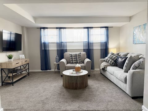 Riverside B1 | EVV 2BR Queen/1BA Apt
