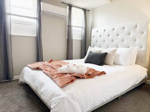 Riverside B1 | EVV 2BR Queen/1BA Apt