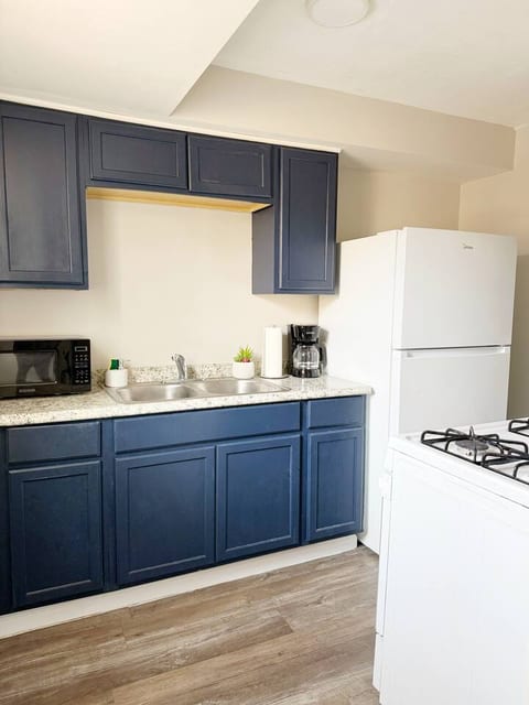 Riverside B1 | EVV 2BR Queen/1BA Apt