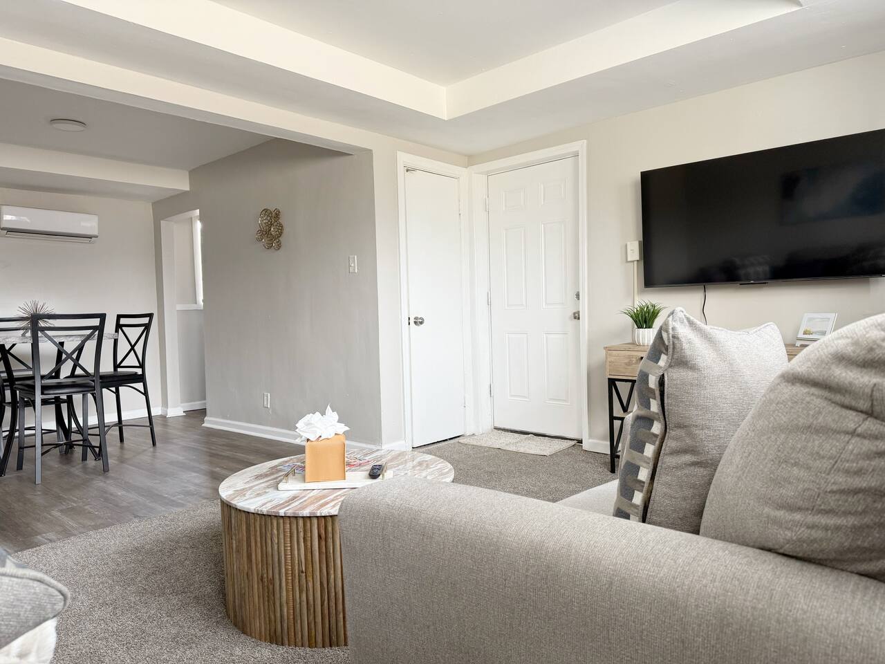 Riverside B1 | EVV 2BR Queen/1BA Apt