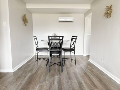 Riverside B1 | EVV 2BR Queen/1BA Apt