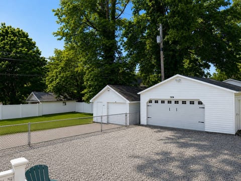 Weinbach Home | 4BD/1BA Home near UE