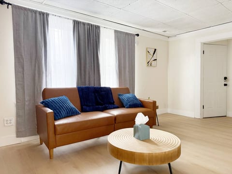 Redbrick Suites C | Queen 1BD\1BA Apt near UE